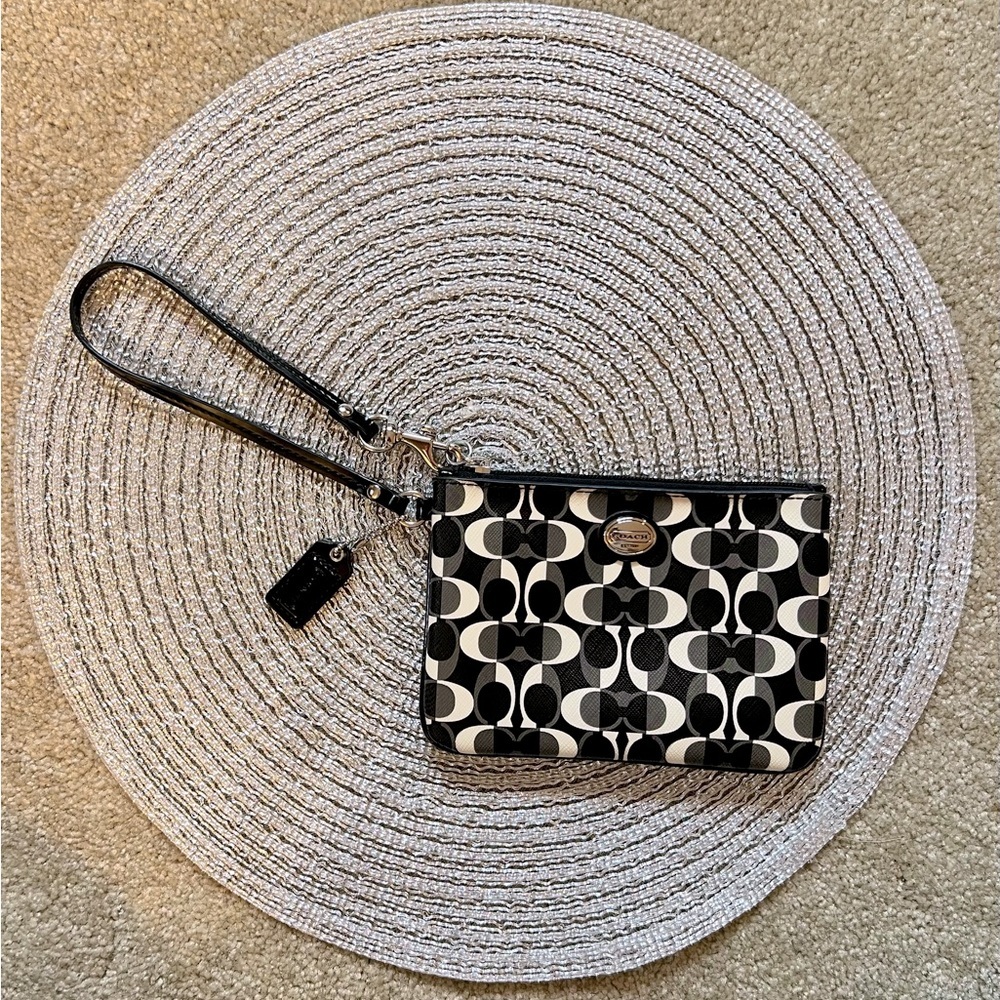 *Like New* Coach Black and White Patterned Wristlet